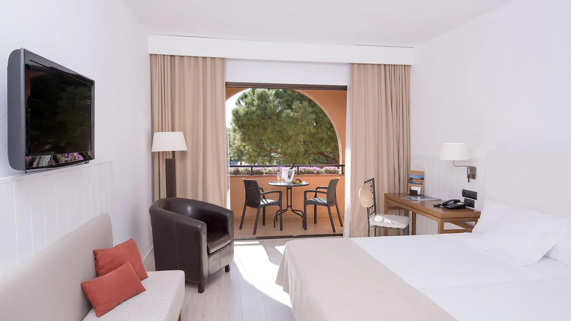 La Costa Hotel Golf & Beach Resort Pals 4*,